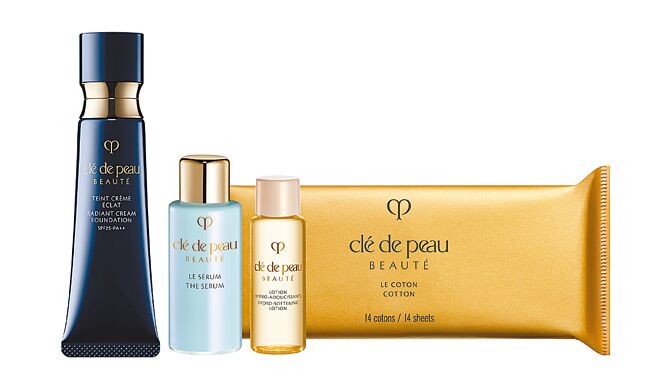 新光三越新柜肌肤之钥推出多组独家组合，丝光瓶单品组推荐价4200元。（新光三越提供）