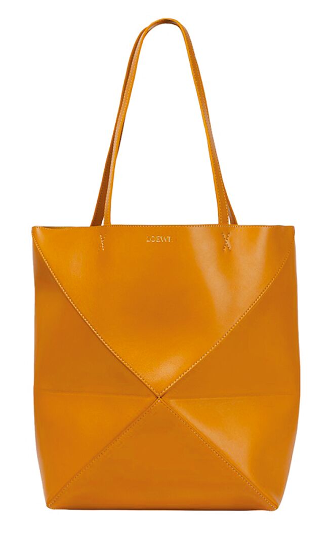 momo黑五购物节LOEWE Puzzle Fold托特包，原价6万6000元，活动价5万2316元。（momo提供）