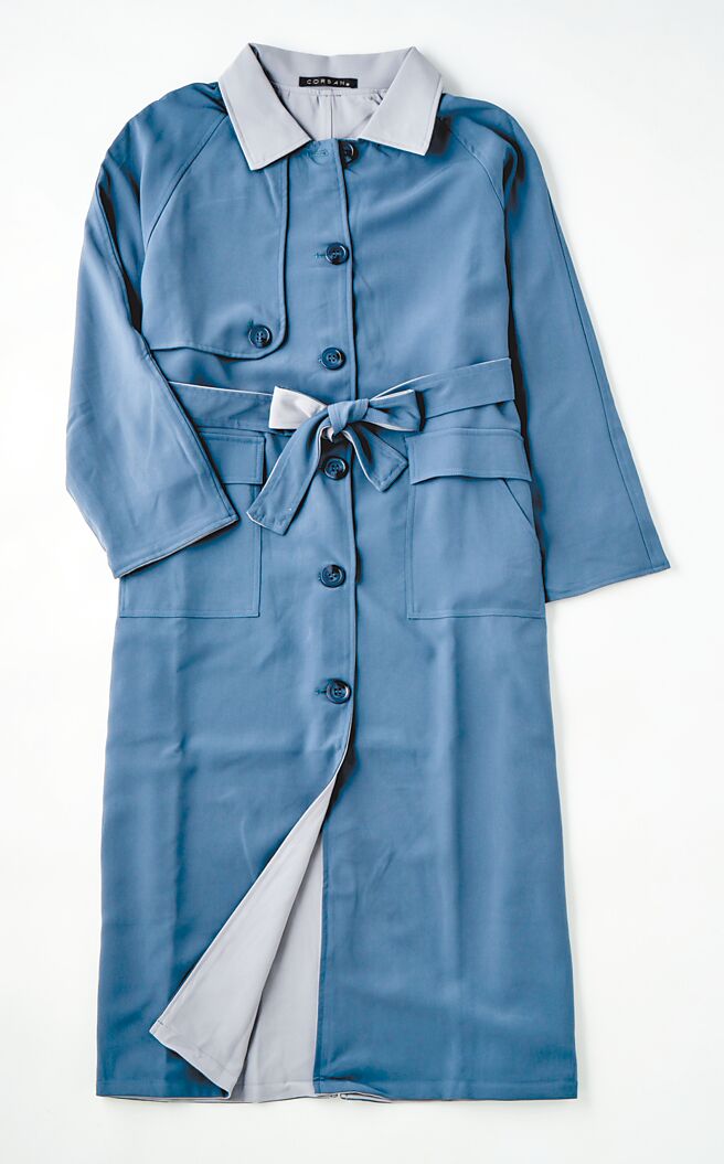 京站B1 CORBAN兩穿風衣外套，原價2380元、京站獨家價1件890元、2件1380元。（京站提供）