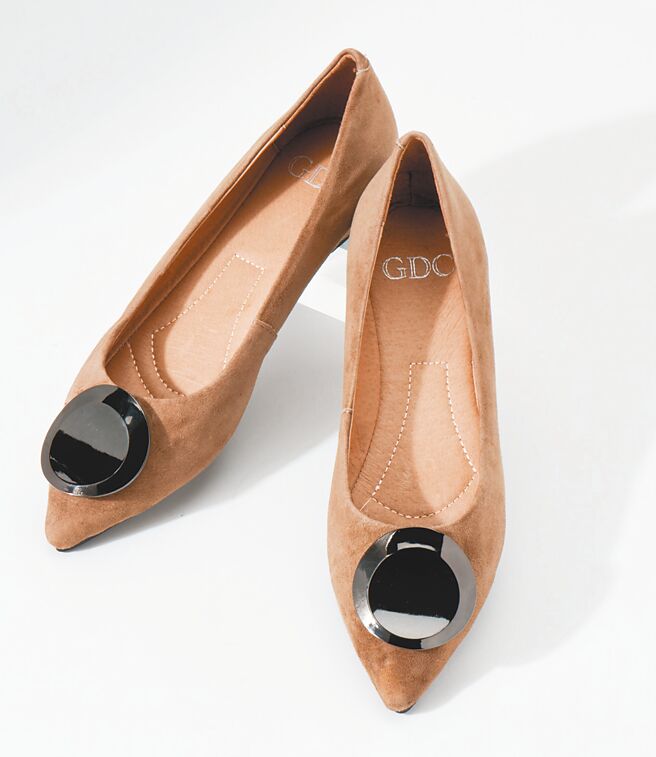 京站B1 GDC真皮尖頭簡約圓釦磨砂感平底包鞋，原價4680元、特價990元。（京站提供）