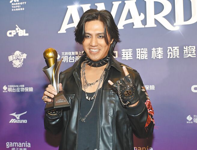 中华职棒大联盟21日举行颁奖典礼，中信兄弟郑浩均获得年度最佳新人奖。（郑任南摄）