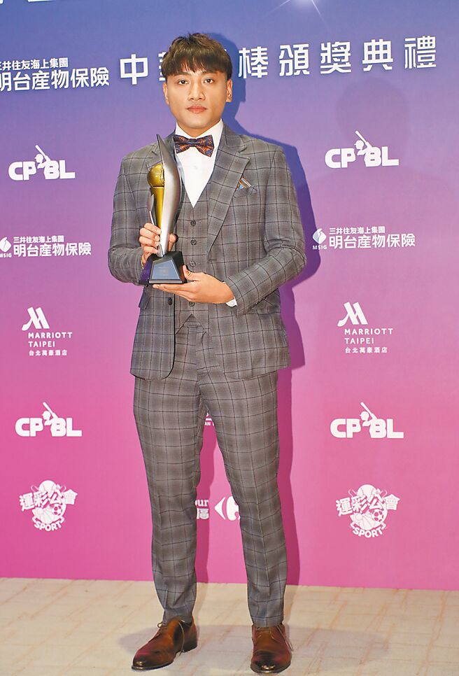中华职棒大联盟21日举行颁奖典礼，中信兄弟吴俊伟获得投手中继王奖。（郑任南摄）