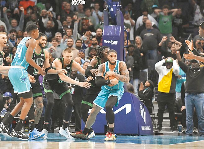 躲过牢狱之灾的迈尔斯布瑞吉斯（抱球者）在延长赛投进致胜三分球，帮助黄锋惊险击败塞尔提克，中止4连败。（路透）