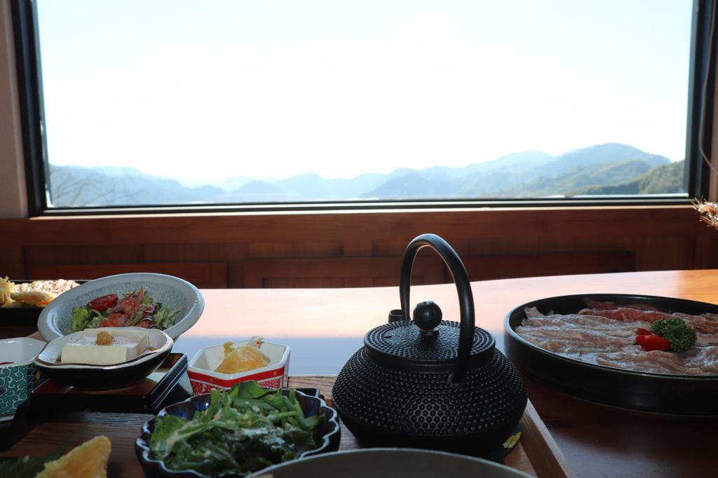 佐一景觀茶屋在享用特色美食同時也能欣賞窗外山景。(圖片來源：記者謝欣澤拍攝)