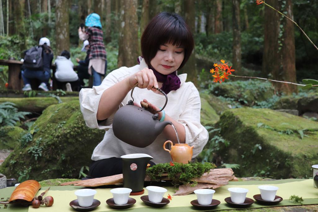 頂湖自然生態園區推出茶席體驗，在山林中也能品茗。(圖片來源：記者謝欣澤拍攝)