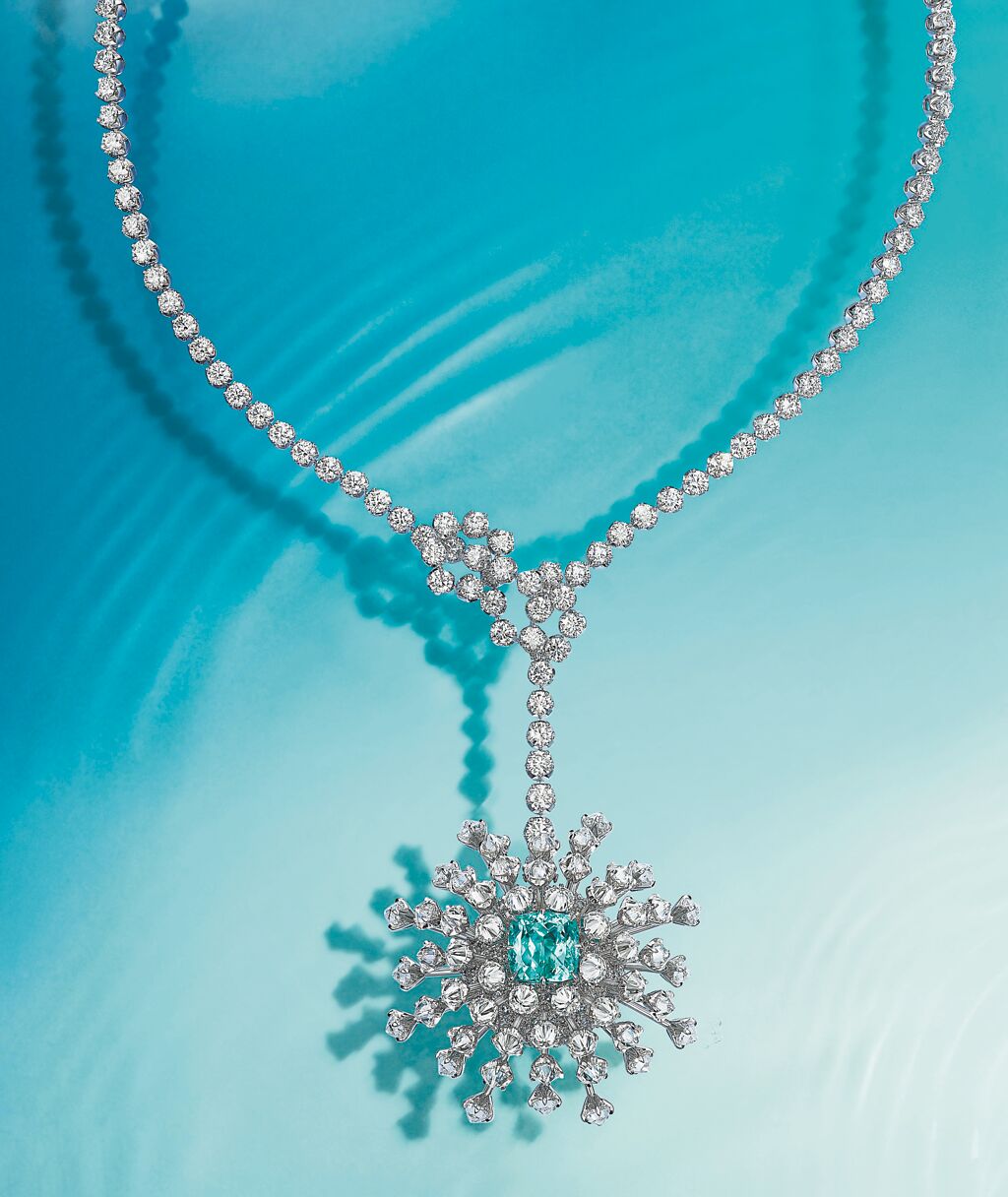 TIFFANY百億珠寶登台，花舞海葵項鍊融入精湛的反轉鑲嵌工藝。（Tiffany & Co.提供）