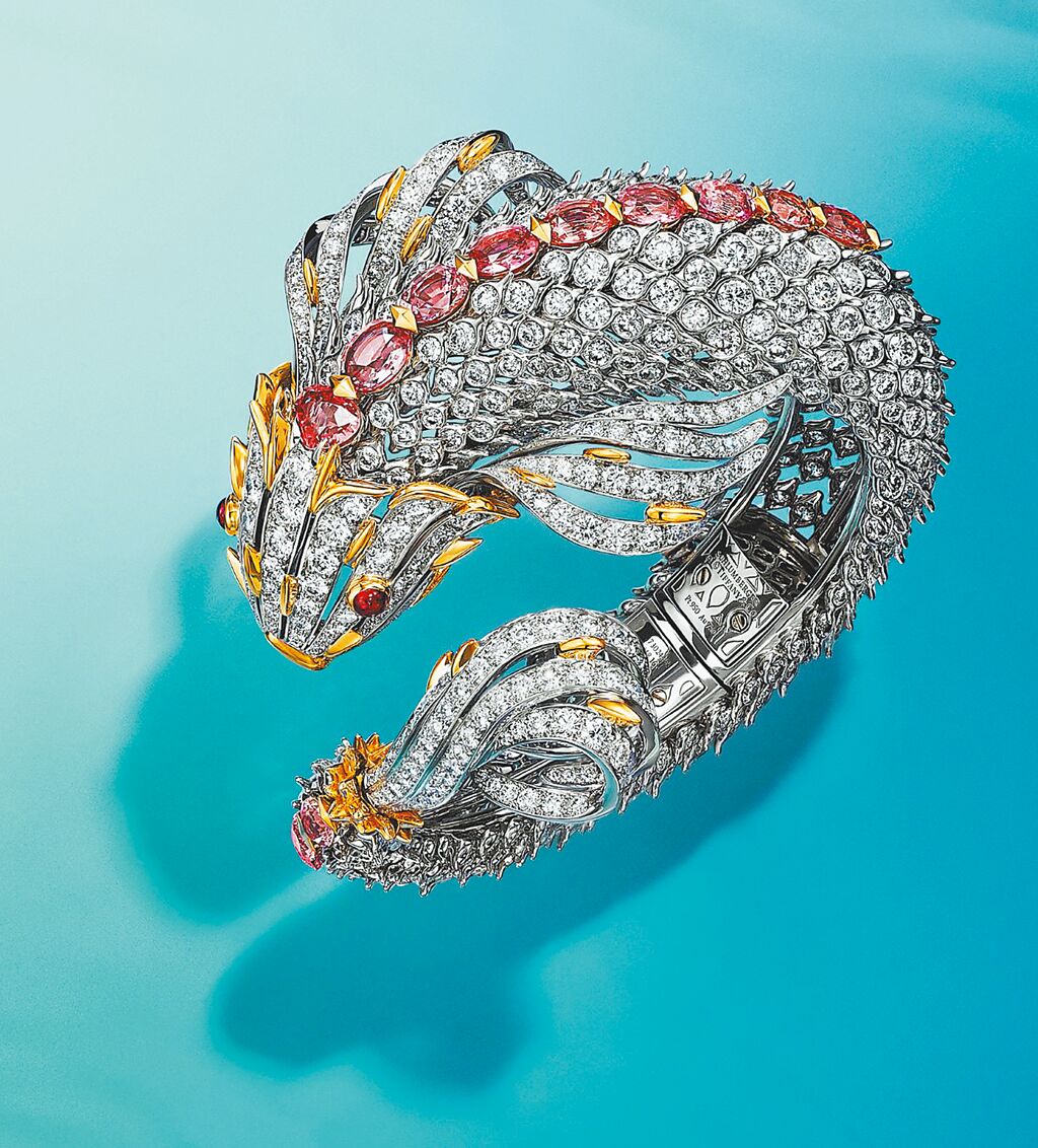 TIFFANY全新Blue Book系列珠寶魚躍光影粉紅剛玉胸針。（Tiffany & Co.提供）