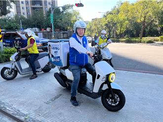 林金结骑外送机车办理登记 承诺当选立委「服务外送到府」