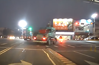 死神擦身片！機車「絲滑閃過」違規大車   網怒：這設計早晚死人