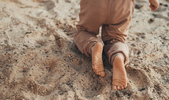 男戴狗头套「跪地爬行」黑衣妹拿鞭领路 影片疯传GG了