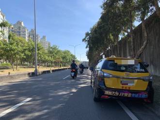 小黃司機載客到內湖 不明原因撞路邊昏迷送醫搶救