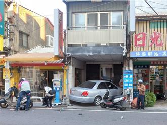 「仙草」保齡球式暴衝 連撞7機車衝進騎樓 3人送醫