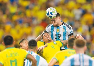 世足資格賽》球迷遭警痛打 阿根廷場上討回來