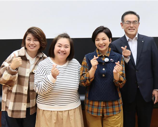 严艺文（左起）、锺欣凌、杨贵媚与菊池市长官合影。（桂田文化艺术基金会提供）