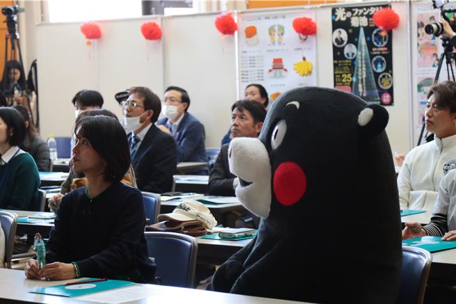 熊本熊本部长也在台下认真听讲。（桂田文化艺术基金会提供）