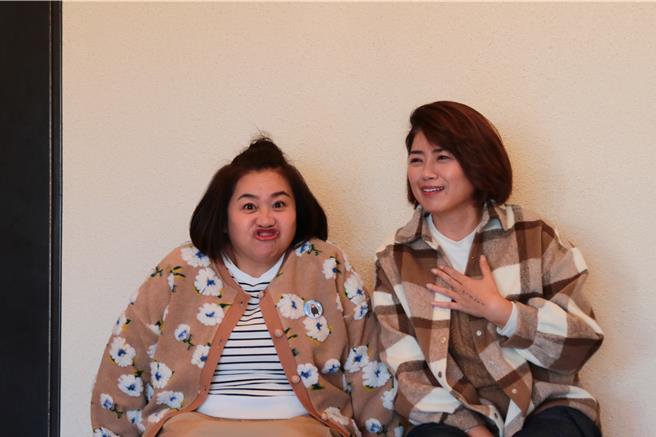 锺欣凌（左）搞怪模仿熊本熊，右为严艺文。（桂田文化艺术基金会提供）