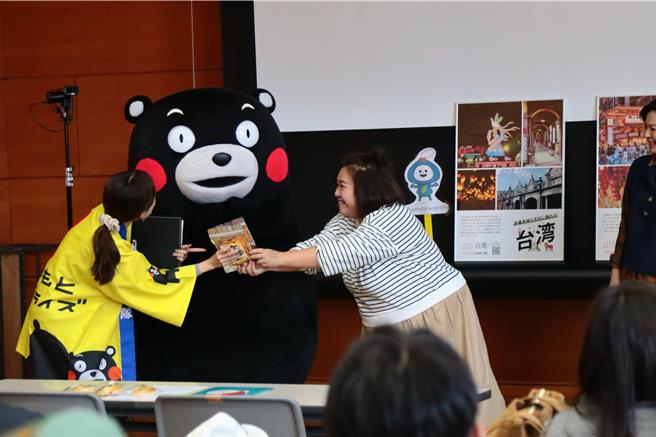 锺欣凌送台湾特产给熊本熊。（桂田文化艺术基金会提供）
