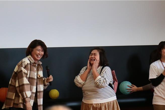 嚴藝文（左）跟鍾欣凌用幽默方式介紹台灣文化，讓日本人加深印象。（桂田文化藝術基金會提供）