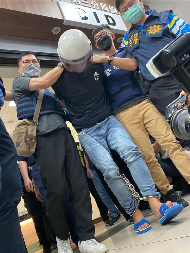 犯下台南杀警案的林信吾（左二）遭求处死刑，台南地院23日上午11点宣判。（本报资料照片）