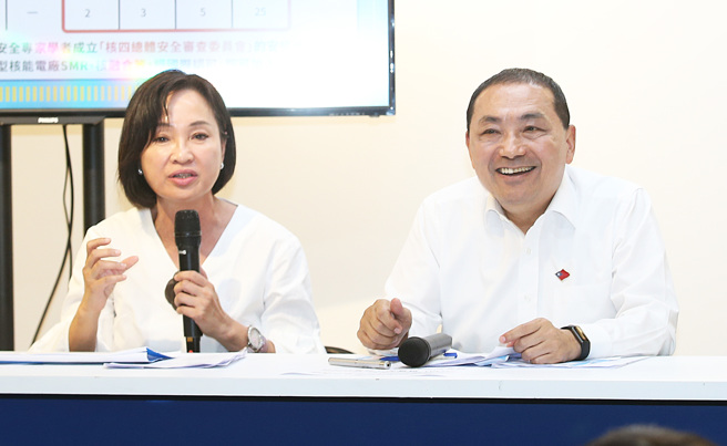 侯竞办议题组召集人柯志恩（左）证实，国民党总统参选人侯友宜（右）竞总开幕延期。（资料照，姚志平摄）