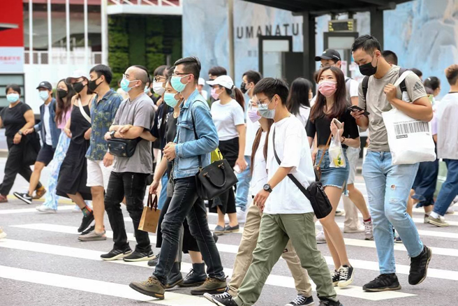 男网友提醒年轻朋友「石门水库没拉」，没想到对方听了一头雾水。（示意图／邓博仁摄）