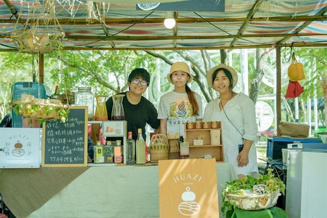 汪（右1）与花子好食的合作伙伴。　图：纵谷原游会（摄影：彭柏璋）／提供