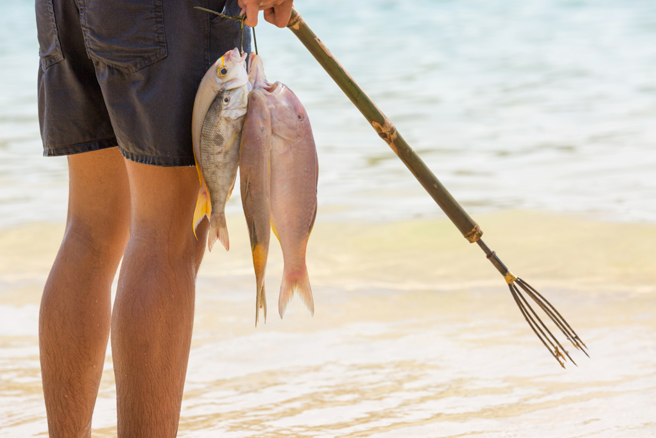 泰國一名14歲少年和朋友一起補魚，未料魚叉撞到石頭反彈，直直插入他的頭骨中。(示意圖/達志影像)
