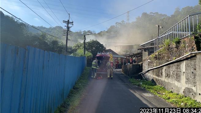 基隆市七堵区东新街1户民宅23日上午发生火警，消防人员获报并得知有一位身障屋主林男在屋内，赶至现场控制火势。图为远处可观察到浓烟密布情形。（基隆市消防局提供／徐佑升基隆传真）