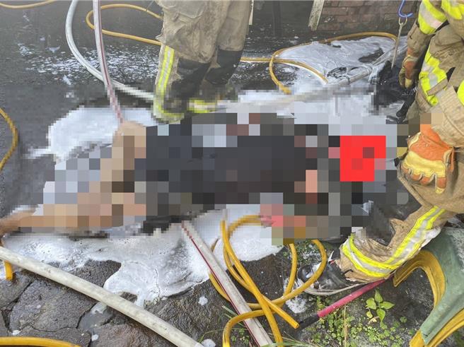 基隆市七堵区东新街1户民宅23日上午发生火警，消防人员获报并得知有一位身障屋主林男在屋内，赶至现场控制火势。年约50岁行动不便林男救出时已昏迷，全身有35％烧伤，送往长庚医院急救。（基隆市消防局提供／徐佑升基隆传真）