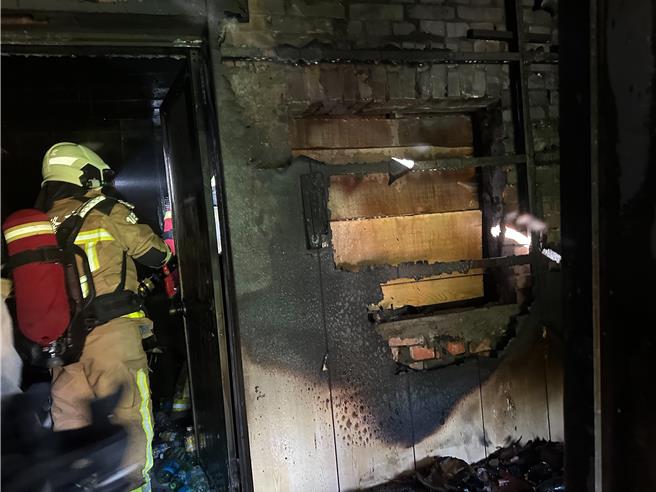 基隆市七堵区东新街1户民宅23日上午发生火警，消防人员获报并得知有一位身障屋主林男在屋内，赶至现场控制火势。图为现场烧毁之情形。（基隆市消防局提供／徐佑升基隆传真）