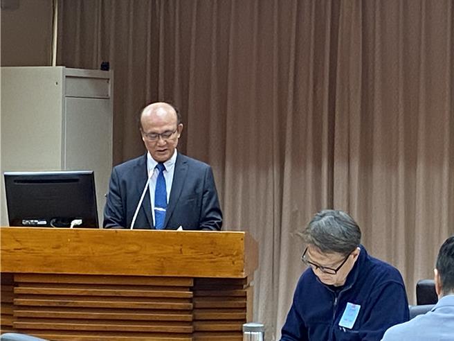 教育部次长林腾蛟（左）在立法院教文会说明不适任教师处理规范。（林志成摄）