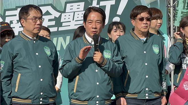 民进党总统参选人赖清德（左二）23日上午陪同台南6席拚连任立委造势，批蓝白合即便组合成功，对国家进步也没任何帮助。（曹婷婷摄）