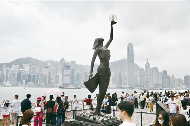 大陆广东省计画建立联合工作机制，3年内完成港澳居民与大陆居民统一身分认证。图为香港地标维多利亚港。（中新社资料照片）