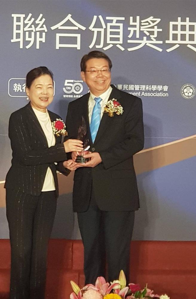 永立榮獲經濟部頒發新創事業獎（左為經濟部長王美花，右為永立榮董事長簡奉任）。（圖／業者提供）