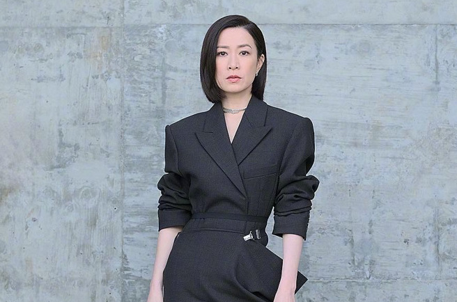 畲诗曼饰演女主播。(图/畲诗曼 微博)