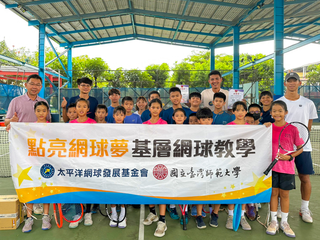 台師大網球隊員進行點亮網球夢基層網球教學。（太平洋網球發展基金會提供）
