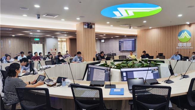 交通部铁道局今天送审「宜兰至罗东铁路高架化计画环境影响说明书」。（林良齐摄）