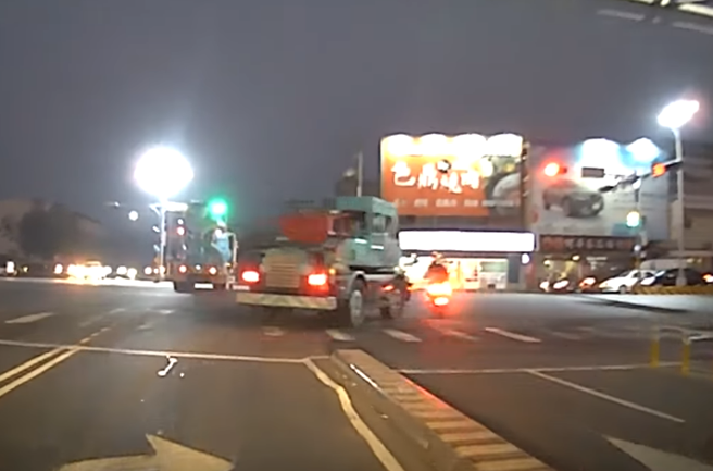 有网友拍到惊险画面，1辆机械大车违规右转，差点撞上直行的机车，对此，其他网友则痛批「这设计早晚死人」。（图／翻摄自脸书爆料公社二社）