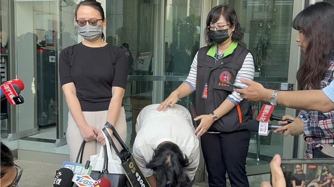 殉职警家属凃明诚二姊（左二）泣诉，请让我们相信这个社会是有变好的可能性，让人鼻酸，她随后也向在场媒体深深一鞠躬。（曹婷婷摄）