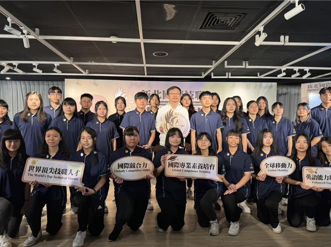 教育局今（23）日在新北市政府3F逗點實驗室舉辦首屆新北國際技職青年大使正式授證，32人將獲派於今年12月3日至12月17日赴美加見學，教育局補助每位大使10萬元助學金，總金額320萬元。（陳慰慈攝）