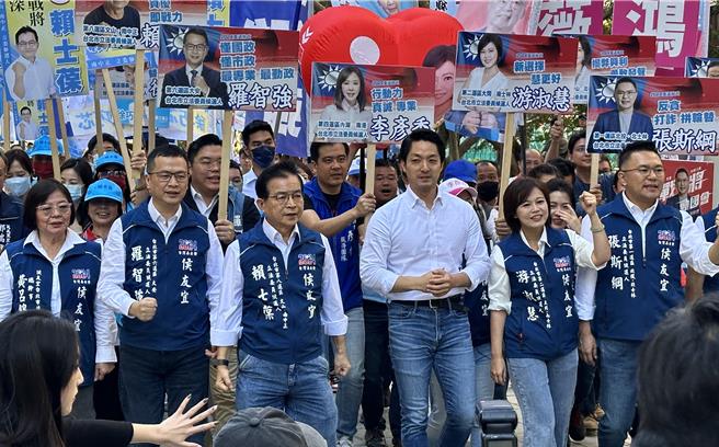 台北市长蒋万安（右三）23日上午，陪同国民党立委参选人前往北市选委会登记参选。（丁上程摄）