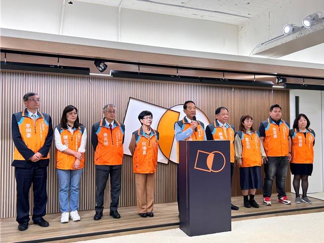 親民黨主席宋楚瑜（右五）23日公布親民黨2024不分區立委提名名單。（陳薏云攝）