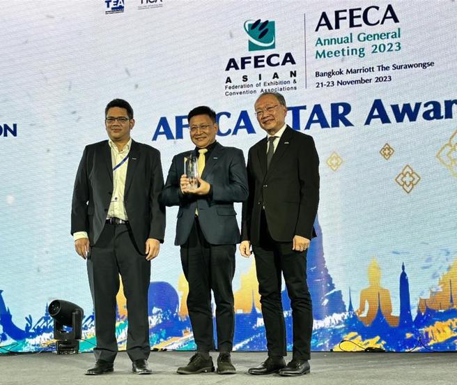 AFECA理事长Dato' Vincent Lim（右） 颁奖肯定展览会议公会(TECA)对我国会展业积极贡献。图／贸协提供