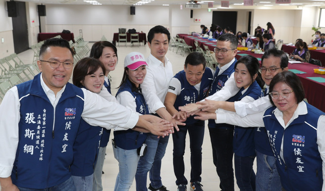 台北市长蒋万安（左5）23日率党籍立委参选人集体登记，表达必胜的决心。（季志翔摄）