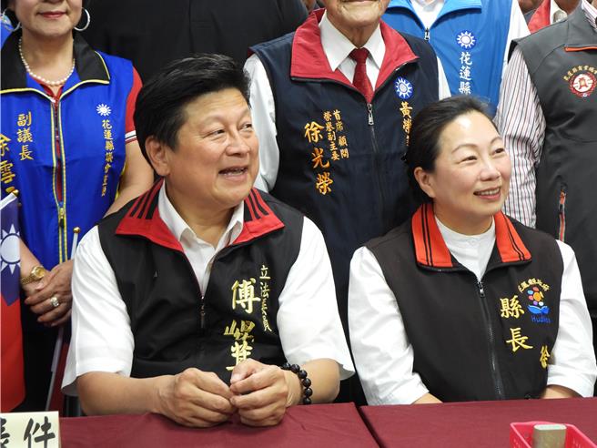 争取连任的国民党花莲立委傅昆萁（左），今天在妻子县长徐榛蔚（右）陪同下，到县选举委员会完成登记参选。（罗亦晽摄）