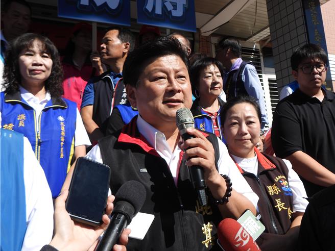 国民党花莲立委傅昆萁今天上午到县选委会登记参选立委，针对蓝白合议题，他说，「下架民进党」已成全民共识，大家绝对不会放弃，未来都还有合作可能的空间。（罗亦晽摄）