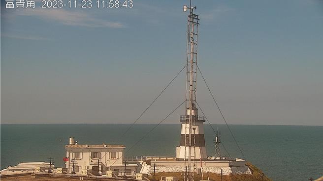 大陆上海地区今天出现霾害现象，环境部预估，明天上午将伴随东北季风影响台湾空气品质，西半部多为橘色提醒等级，局部地区短时间达红色警示等级。（翻摄自空气品质监测网／林良齐台北传真）