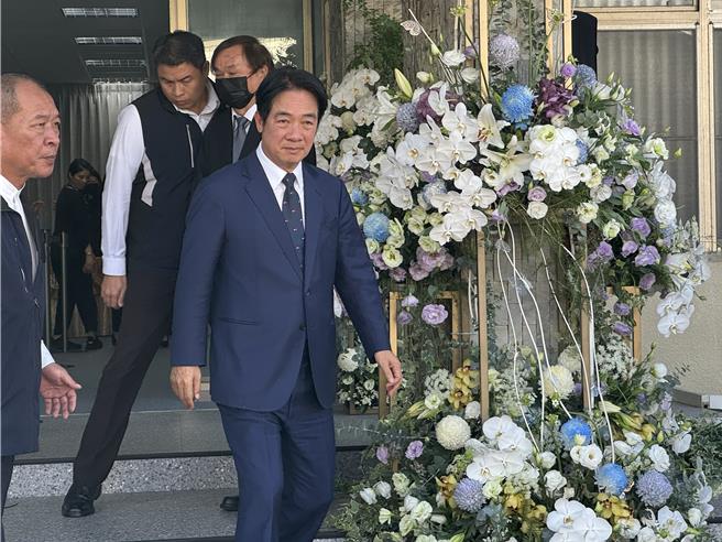 民进党总统参选人赖清德（左二）步出追思会场。（曹婷婷摄）