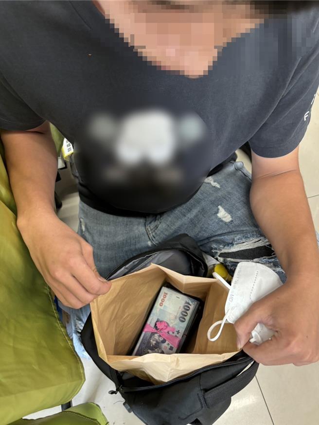 台中市警二分局待被害人依诈团要求面交佣金时一举逮获前来取款的诈团21岁叶姓车手。（台中市警二分局提供／冯惠宜台中传真）