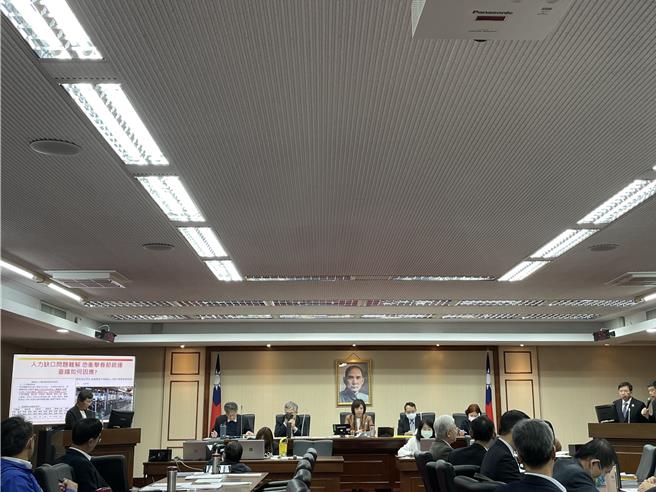 時代力量立委陳椒華23日在立院交通委員會質詢時，擔心台鐵人員優退離會衝擊春節疏運，台鐵局長杜微表示，明年春節疏運不會減班。（蔡亞樺攝）